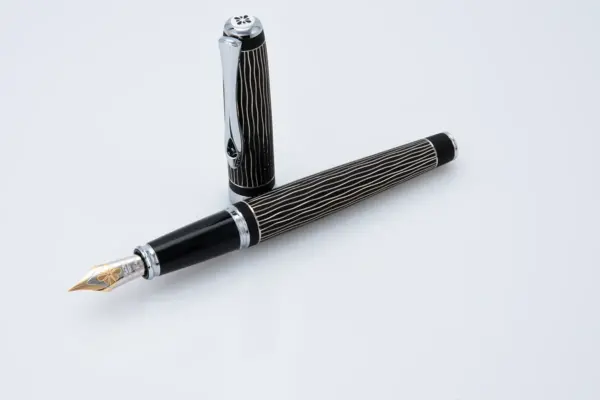 Füllfederhalter Excellence A+ Wave guillochiert Lapis 14 ct