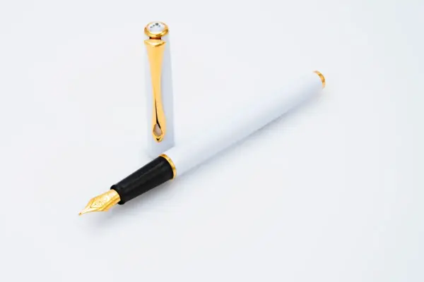 Traveller gold lacquer fountain pen